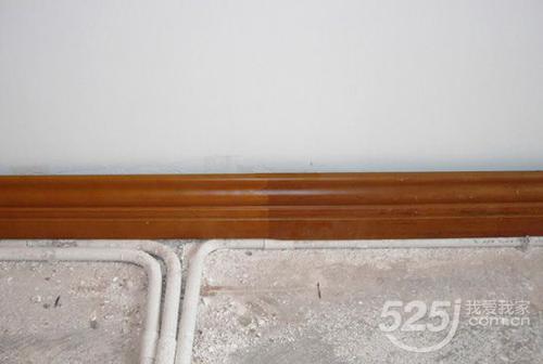 踢脚线松动用什么固定好,强化地板踢脚线松动了怎么办