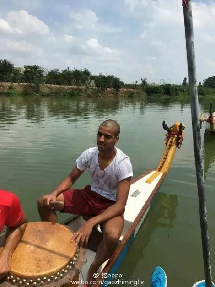 没有套路,很真诚,苏宁球员看望小朋友,阿兰划龙舟