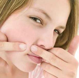 脸上痘痘挤出来白色固体颗粒,脸上的痘痘挤出来白色的东西