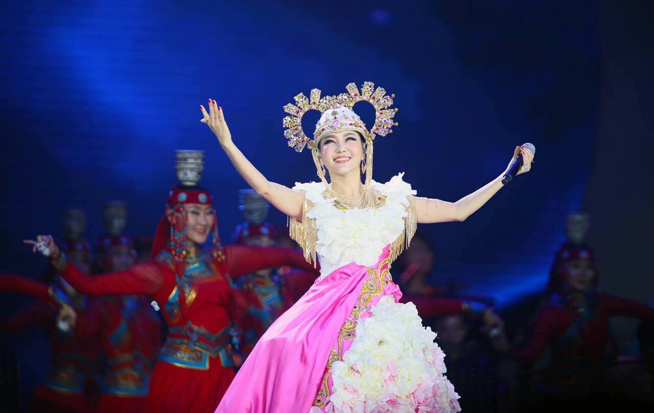 乌兰图雅王丽达演唱会40首连唱,乌兰图雅套马杆2020群星演唱会