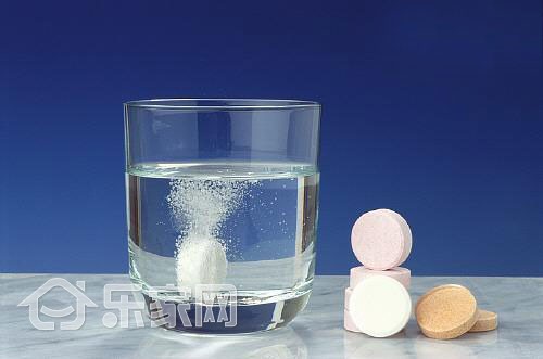 她不小心把泡腾片掉进洗手盆,家人竟然还连连赞好!