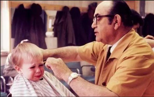 防止小孩剪头发哭闹神器,孩子害怕剪头发哭闹怎么办