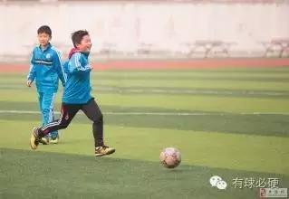 足球要从娃娃抓起不能随便放弃,足球要从娃娃抓起例子