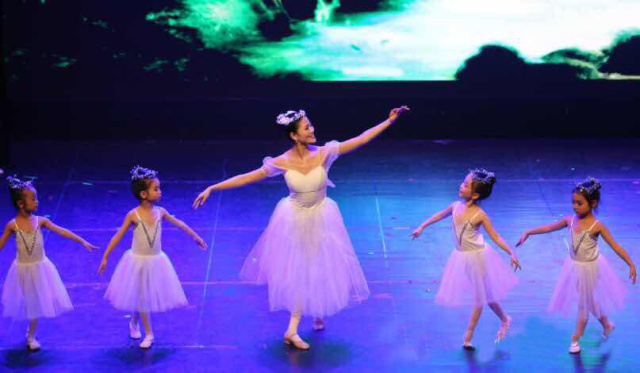 感动中国90后老师,感动中国徐阿姨完整视频