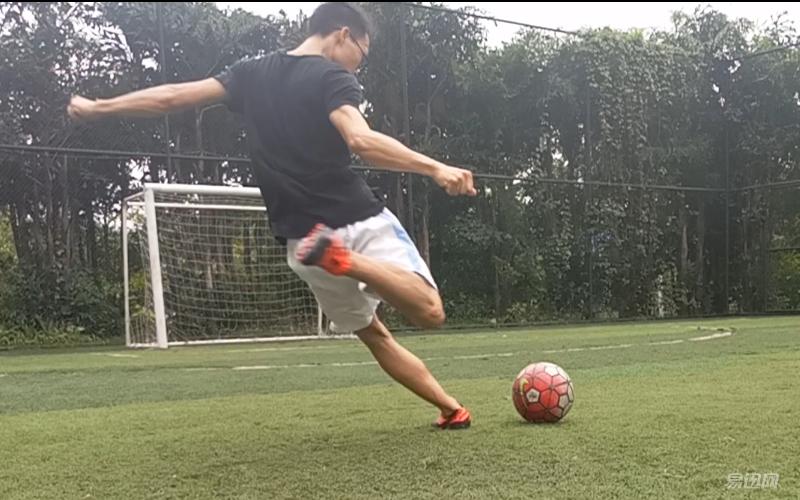 迪卡侬agility500mg足球鞋,开箱白红色的迪卡侬足球鞋