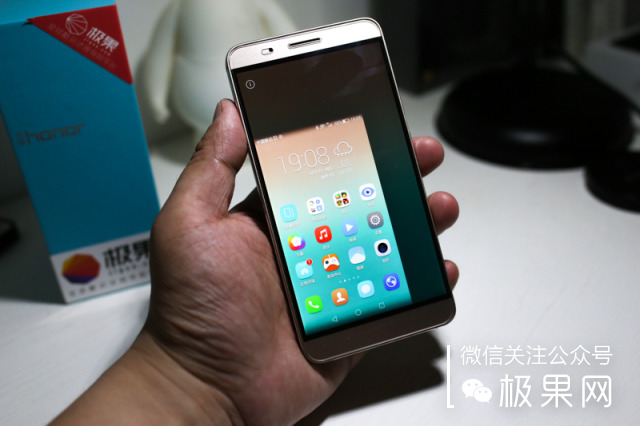 荣耀的这个电话充满心机，镜头竟可以翻转180°