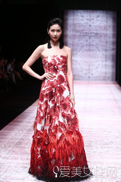 陈慧琳长腿出席活动坐姿,陈慧琳跳舞现场版露脐装