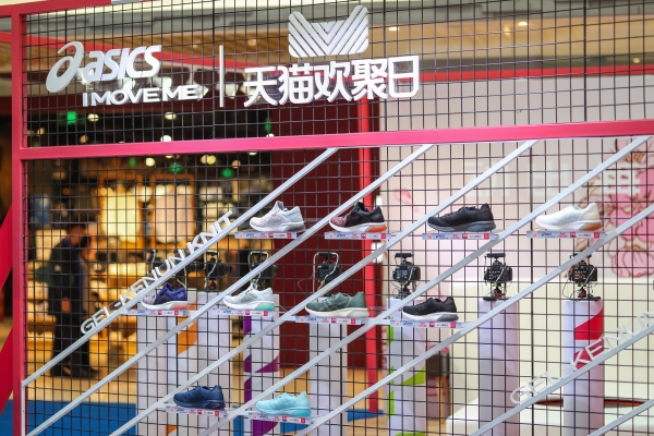 江疏影穿酒红色出席活动,江疏影穿李宁鞋子2019