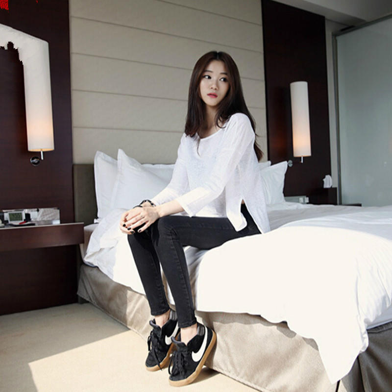 牛仔裤最新款百搭,牛仔裤永不过时的经典