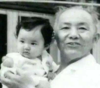 她年纪轻轻却与赵本山*祖英宋**平起平坐，背景身家壕到吓人被曝隐婚