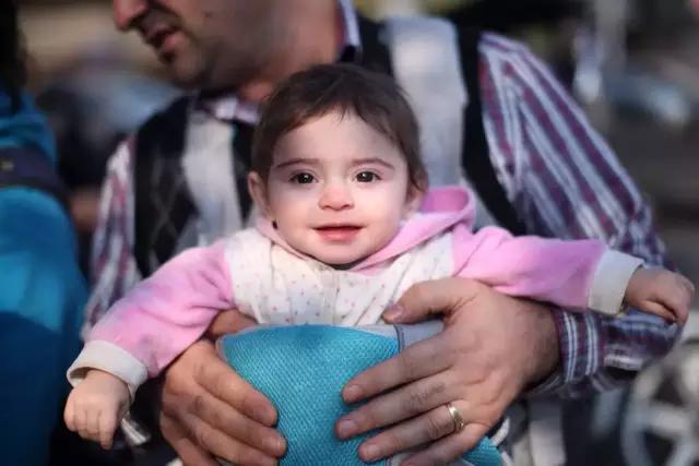 他有无数的旅行故事，还在拉萨开了家书店，收藏了上万部文艺电影