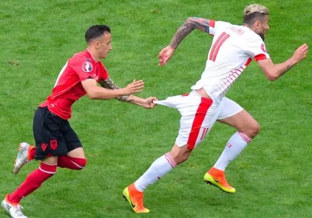 足球流氓闹事,足球流氓在球场闹事