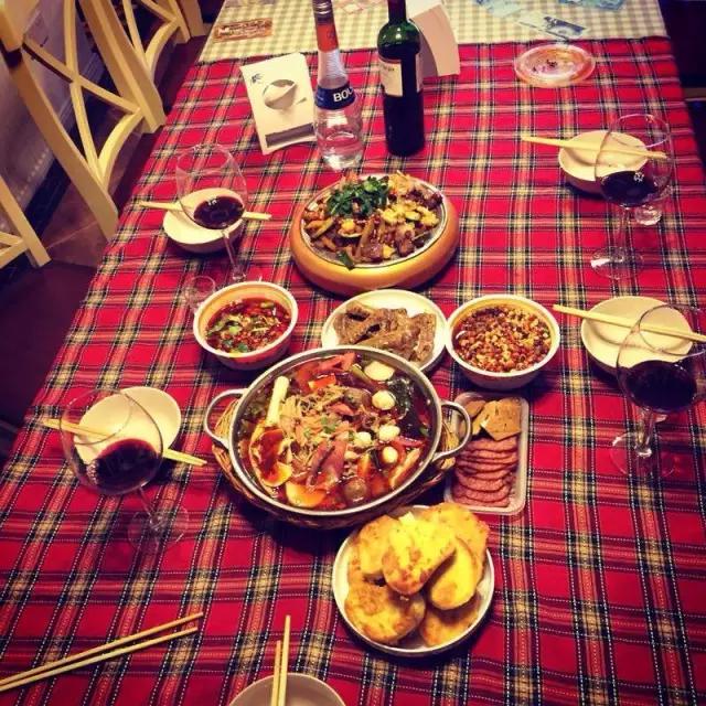 自带饭锅走遍60多个国家的他，在成都给了四海之友一个家