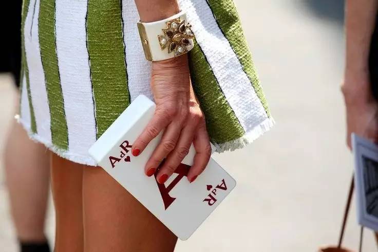 年会怎么穿衣服,年会穿什么衣服和鞋子