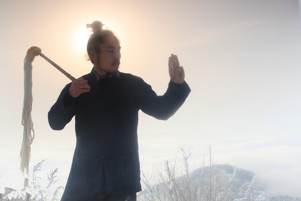 80后小伙隐居嵩山最高峰8年，怎么做到的？｜豫记