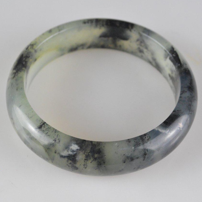 和田玉手镯常见的以假乱真把戏。