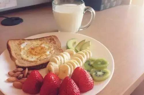 增肌训练前饮食还是后饮食,瘦子如何增肌增重饮食安排