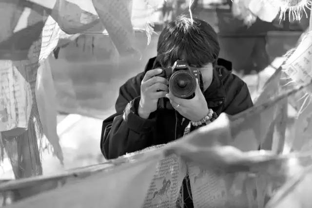 他有无数的旅行故事，还在拉萨开了家书店，收藏了上万部文艺电影