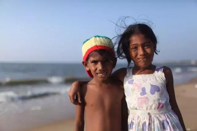 他有无数的旅行故事，还在拉萨开了家书店，收藏了上万部文艺电影