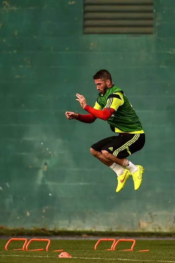 有棱条的足球鞋,综合性比较强的足球鞋推荐