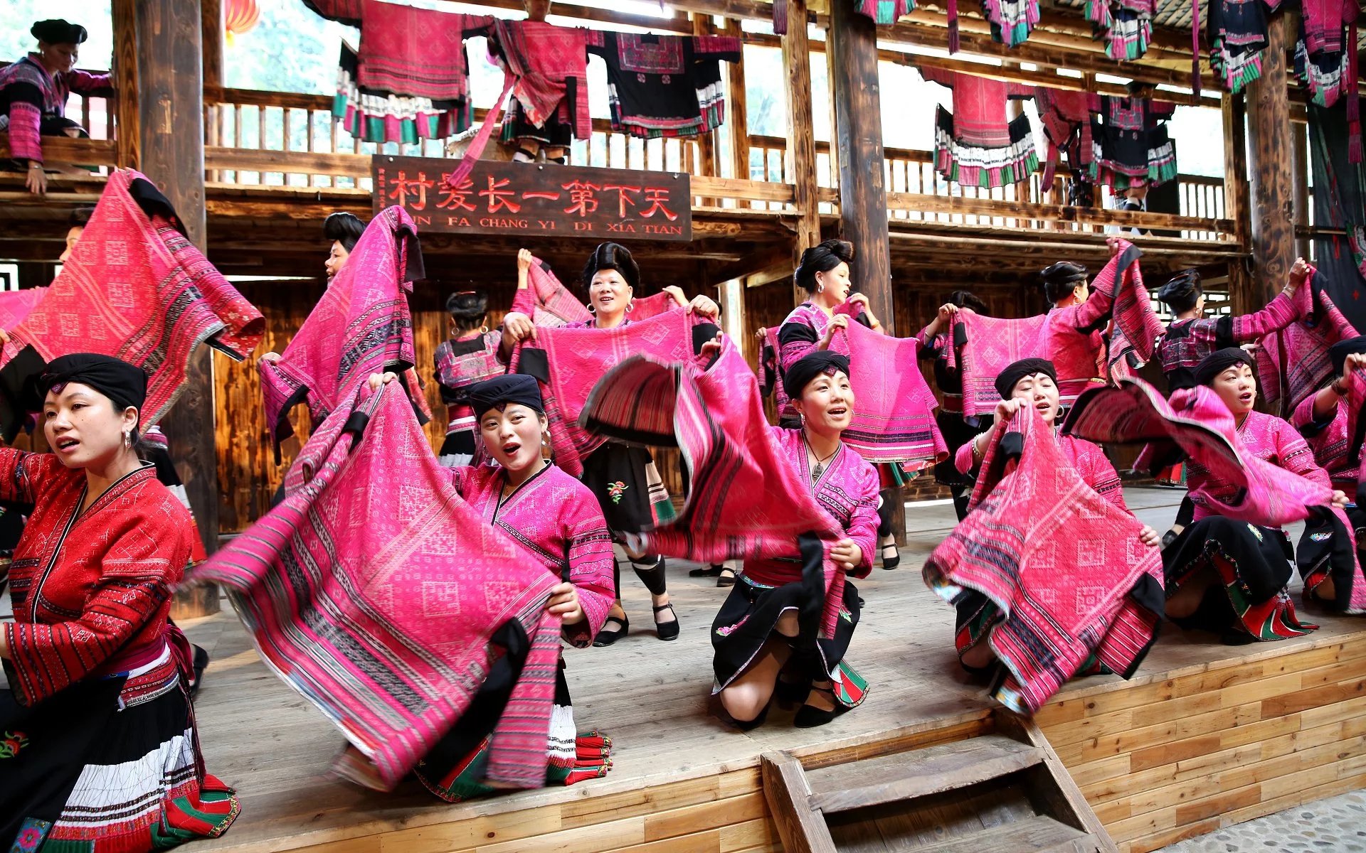 长发村红瑶淘米水洗发水直播,天下第一长发村用什么洗头发