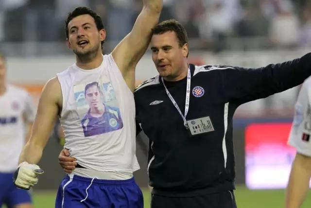 将好友穿在胸前8年，因为这里是离心最近的位置！