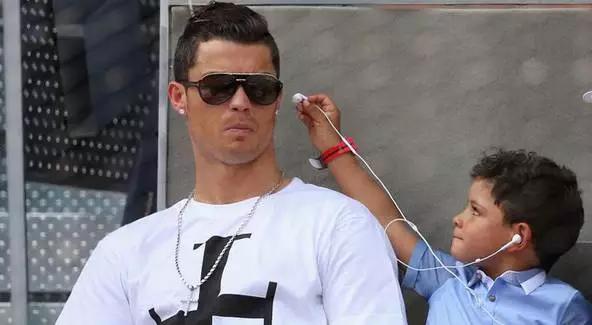 C罗的酒鬼父亲曾家暴妻子,却从未打过儿子