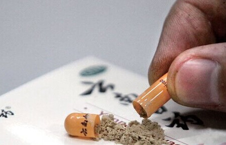 大学生服用云南白药死亡，谁之过？