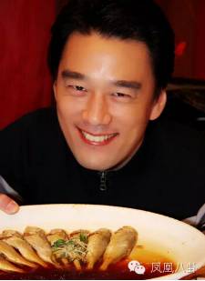 花10万订做西装,收入一半买雪茄!有一种霸道总裁叫做王耀庆