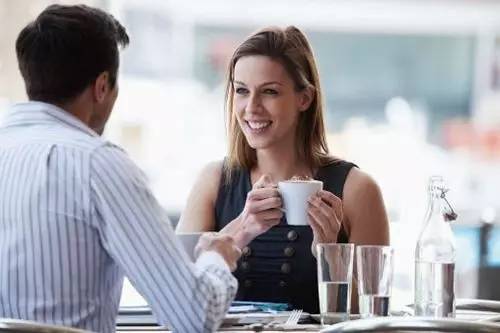 与人交谈容易脸红怎么办,与人说话脸红是什么心理原因