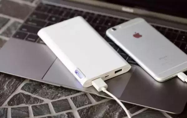 飞机上充电宝自燃事件,飞机上充电宝起火视频