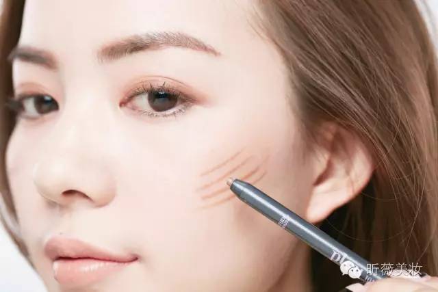 裸色系眼影棒,一盘眼影可以搞定全脸妆容推荐