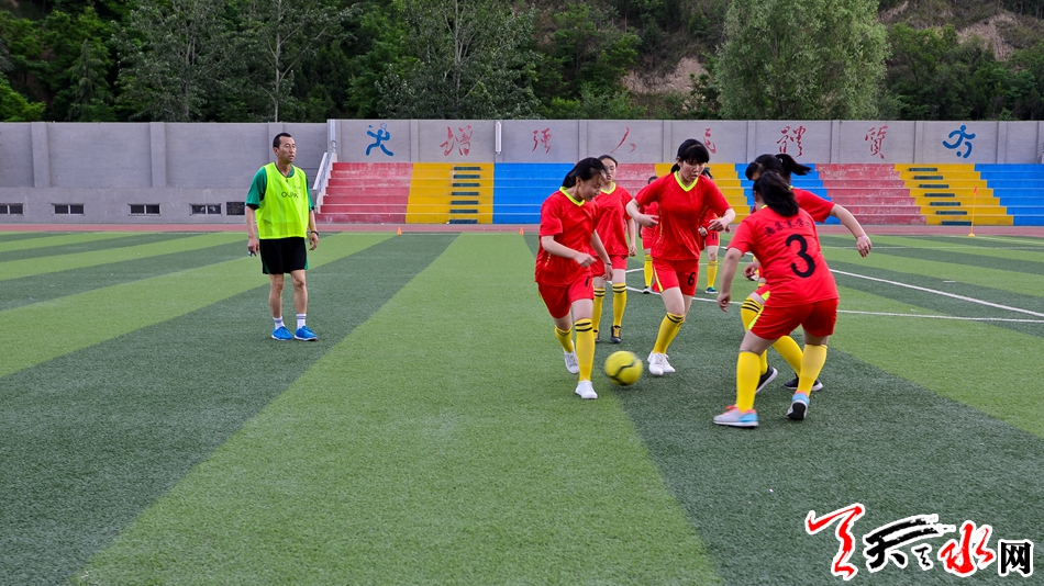 中国女足铿锵小玫瑰,铿锵玫瑰足球小将