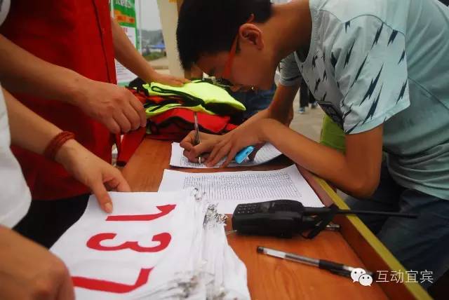 哇塞，龙头山好热闹，人人都在领奖品！