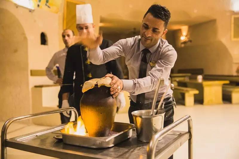 人在路上该怎么走,人在吃饭的时候应该怎么吃