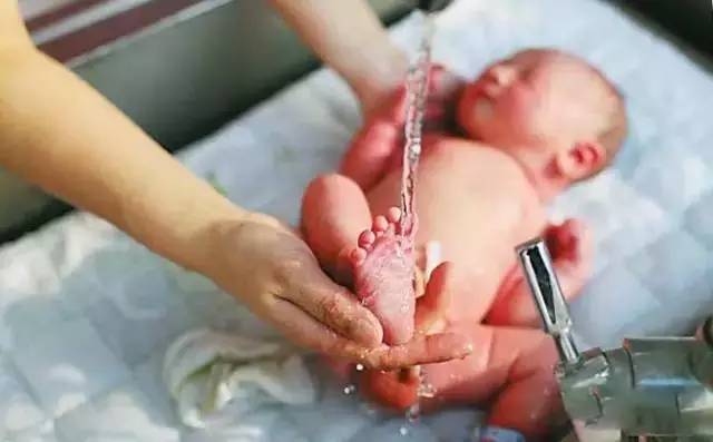 宝宝湿疹可以用炉甘石洗剂,宝宝湿疹怎么办小儿推拿显奇效