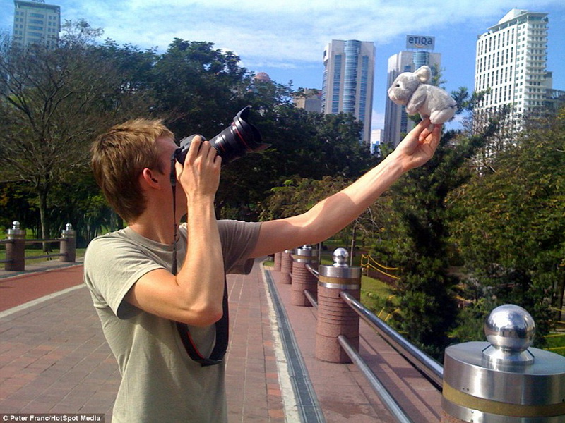 男子携带玩偶兔旅行20多国你想携带什么？