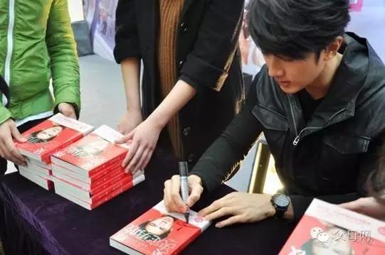 吴尊教育儿子勇敢向女儿学习,吴尊让女儿学中文