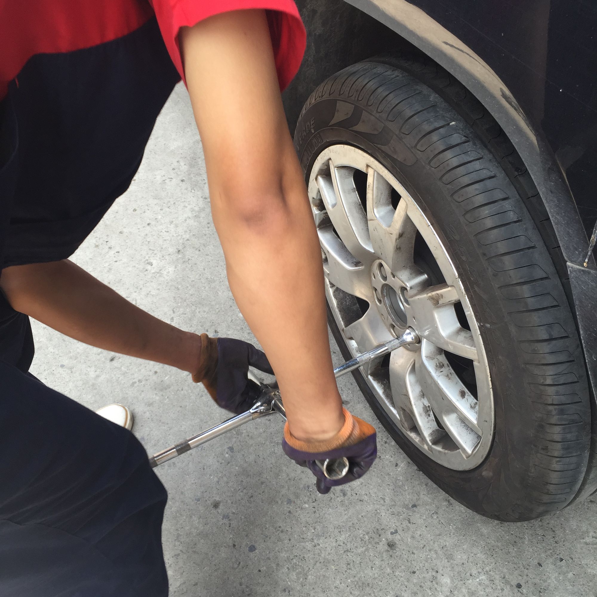 倒霉轮胎扎钉子,倒霉汽车轮胎被扎