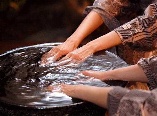 精油的正确使用视频,玫瑰精油的功效与作用及使用方法