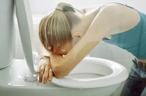 螃蟹过敏呕吐症状怎么处理,突然头晕呕吐皮肤过敏怎么回事