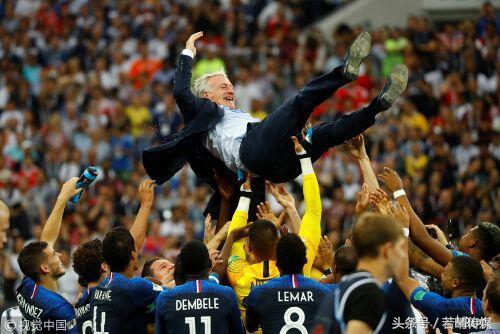 世界杯不落幕｜你以为少年看的是足球和漫画？其实是青春啊