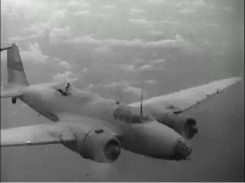 飞行员单挑32架日本飞机,一人单挑日本兵