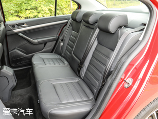 上汽荣威3601.4t,荣威360和大众朗逸