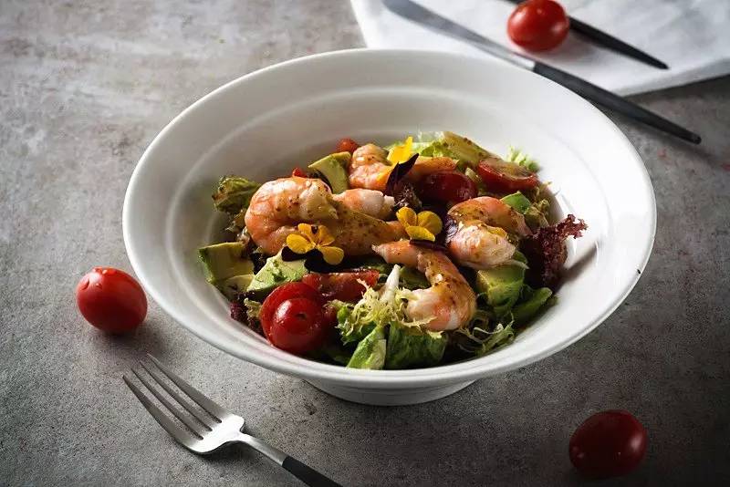 这位当过服装设计师的餐厅老板,搬了一座巴黎花园到餐厅,女孩们