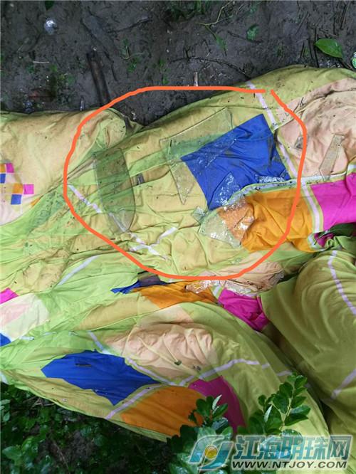 南通中港城八旬老太悬在窗外邻居们齐心协力将其救下