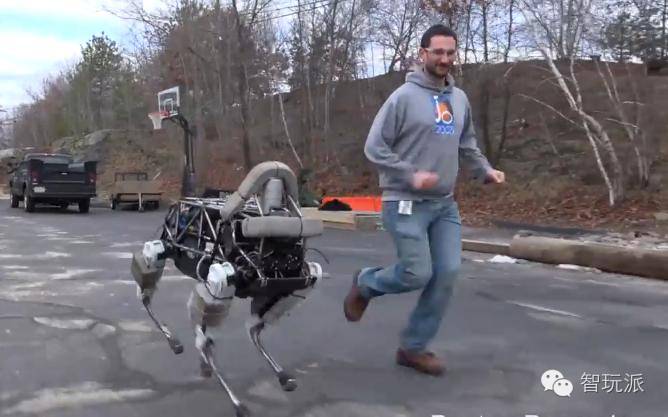 高仿真机器人都长这样配上VR真可以抛弃女票了