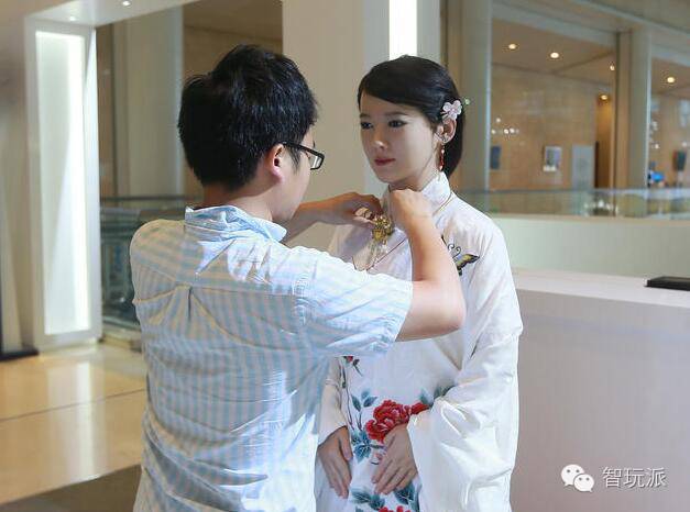 高仿真机器人都长这样配上VR真可以抛弃女票了