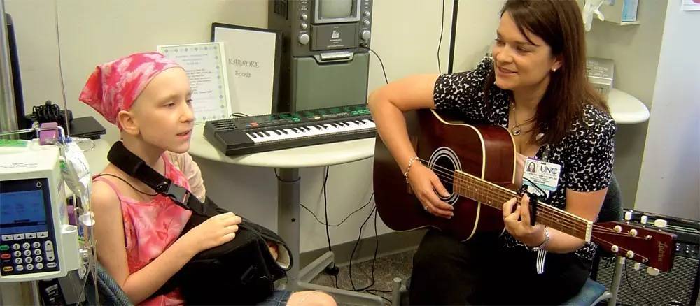 在美国最好的儿童医院，音乐治疗师用乐器给小天使们疗伤