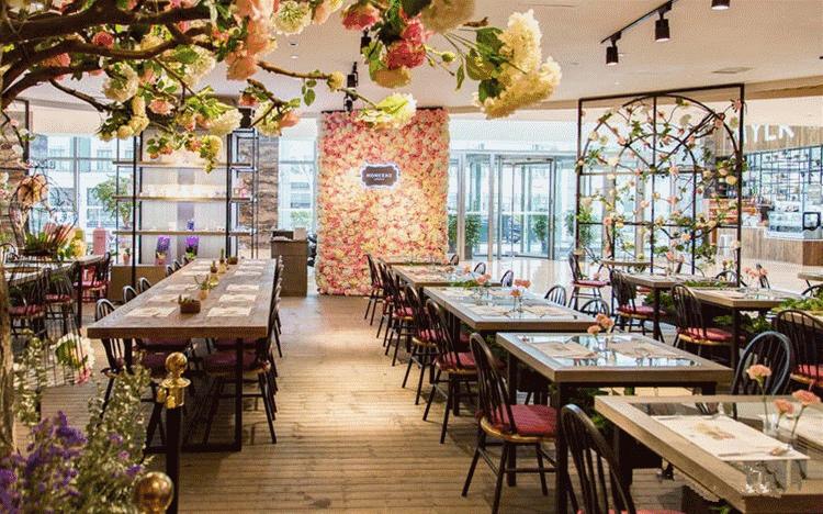 这位当过服装设计师的餐厅老板,搬了一座巴黎花园到餐厅,女孩们